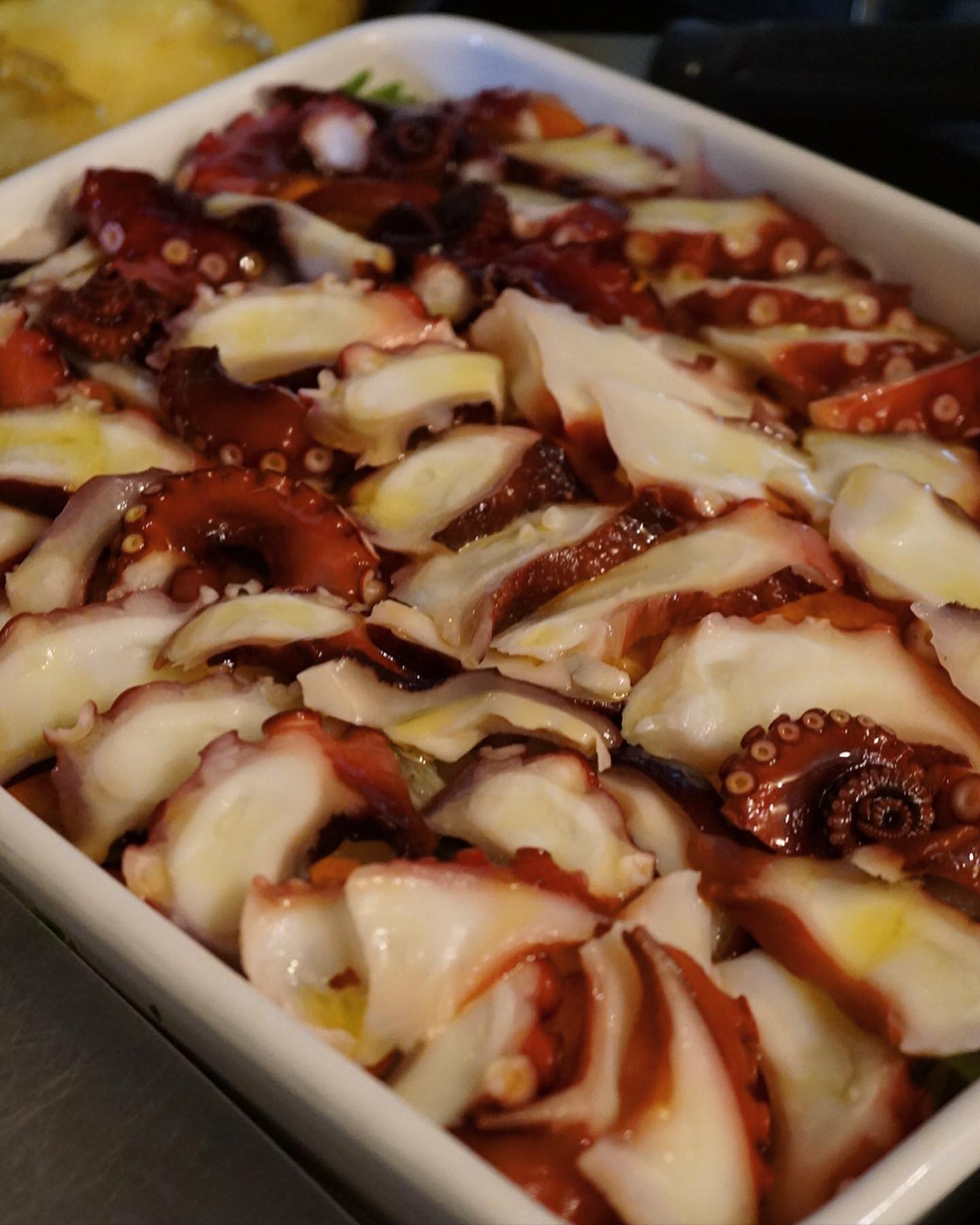 さて、今週は和食もありつつ、地中海方面へ〜！　1枚目を見たらピンとくる方はピンとくる。スタッフ曰く「あの美味しいやつですね？！」の異名を持つ、「タコとじゃがいものオリーブオイル焼き」です。タコの旨味を吸った香味野菜、香味野菜の香りを纏ったタコ、それらを一身に受け止めるじゃがいもの渾然一体となった美味しさ！ポルトガル方面の美味しさをぜひぜひ！（麻）